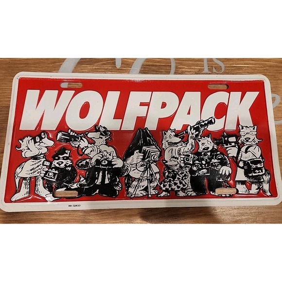 VINTAGE NC State Wolfpack Metal Novelty License Plate! Cartoon‎ Cameras!